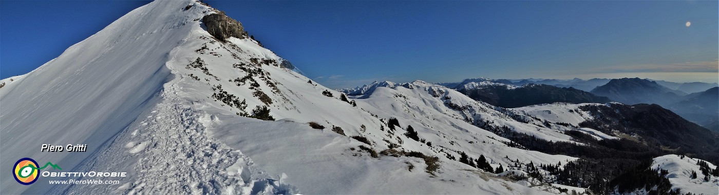 28 Vista panoramica dalla cresta sud-ovest del Sodadura  verso Baciamorti-Aralalta....jpg